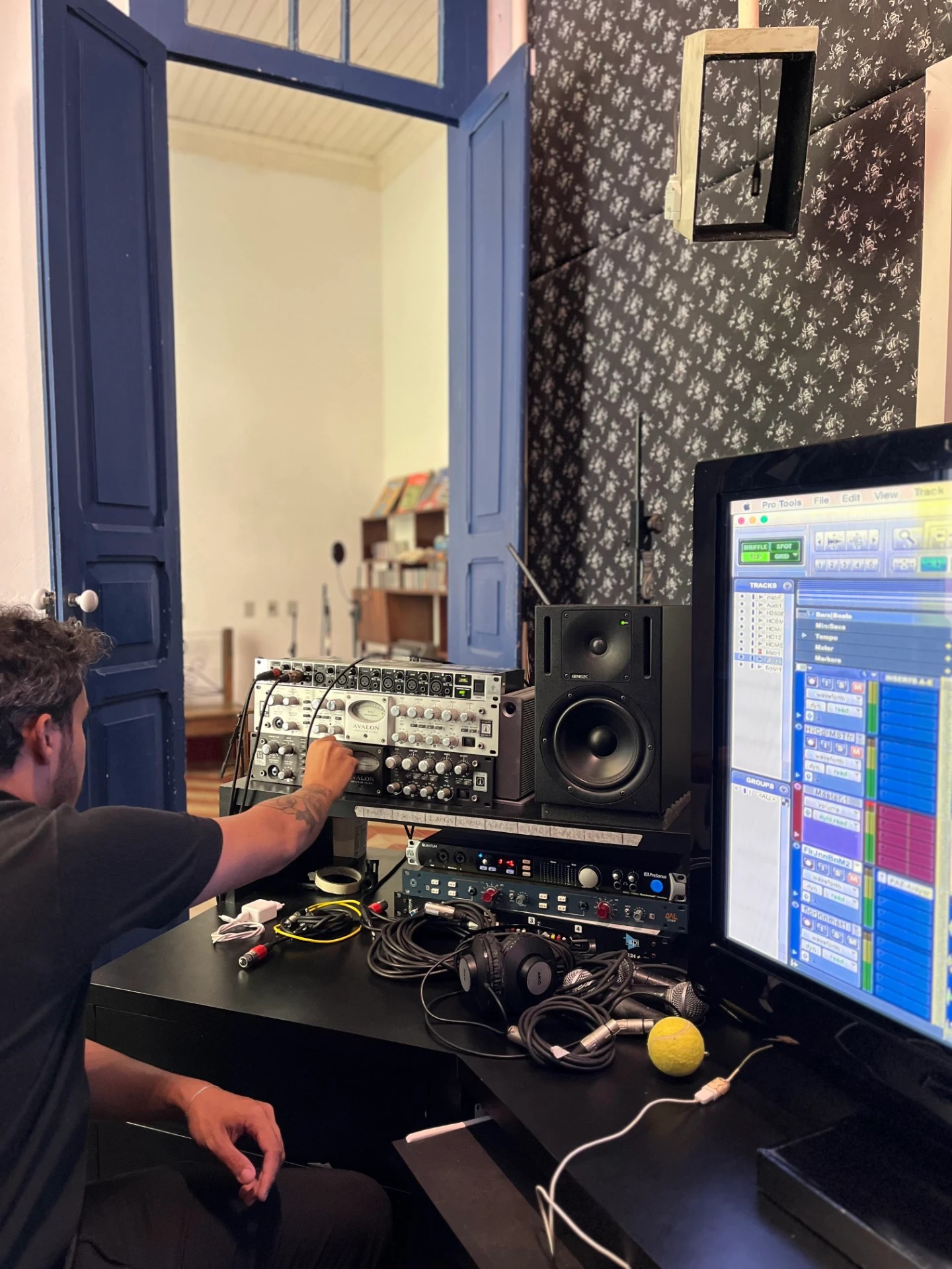 Otávio Moreira em seu estúdio de mixagem